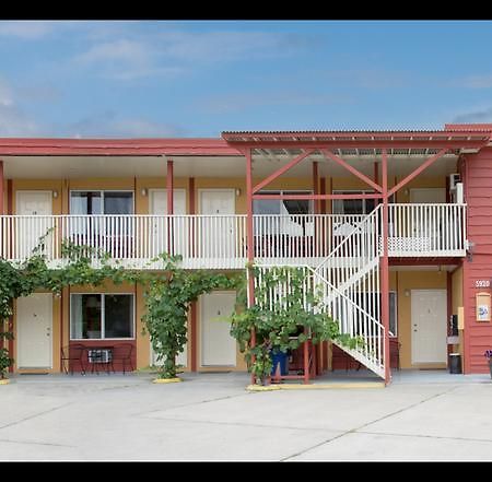 Maple Leaf Motel Inn Towne 오소유스 외부 사진
