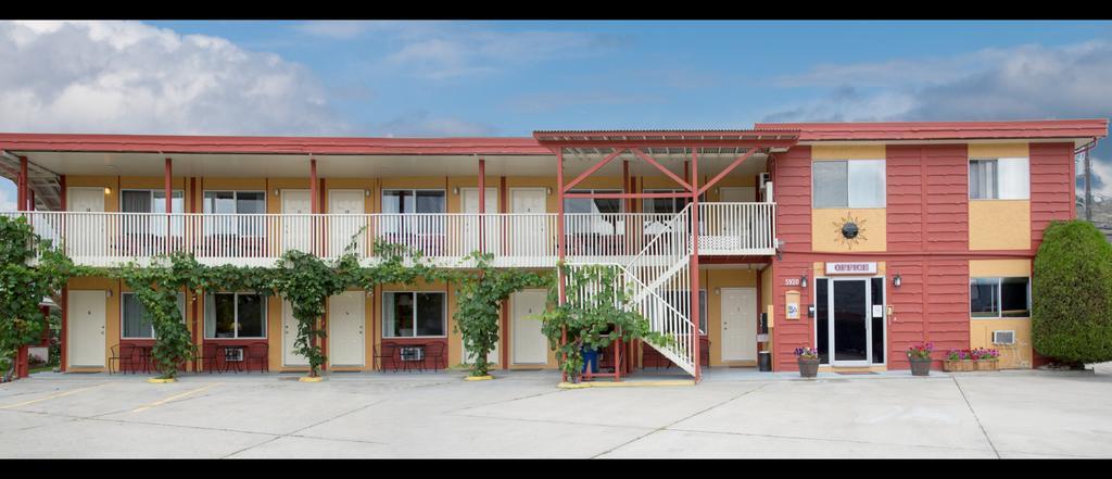 Maple Leaf Motel Inn Towne 오소유스 외부 사진