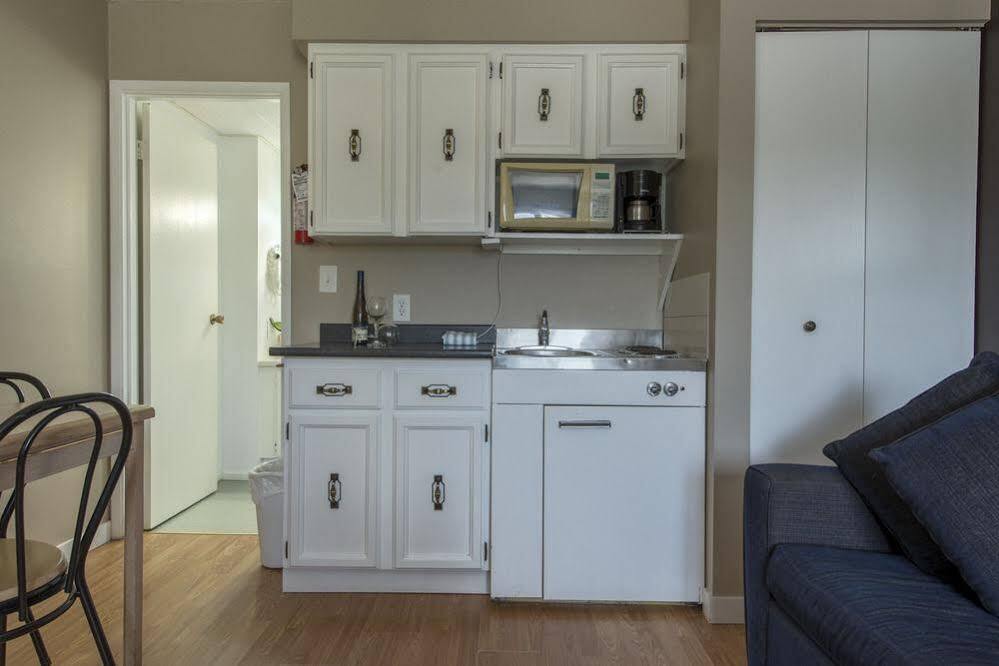 Maple Leaf Motel Inn Towne 오소유스 외부 사진